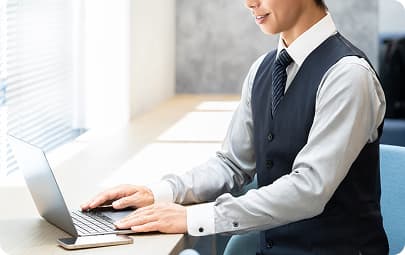 男性がパソコンを触っている画像