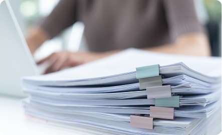 家族と社員が相談している写真