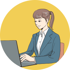 パソコンを触っている女性の写真